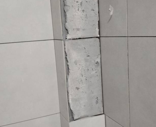 大庆市瓷砖空鼓维修公司分享下瓷砖施工前基层浇水润湿程度不足，可能导致以下问题