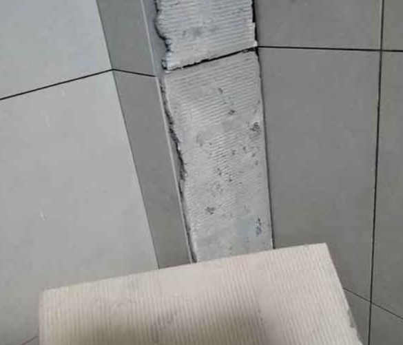 大庆市瓷砖空鼓维修公司分享下厨房瓷砖脱落的补救措施。